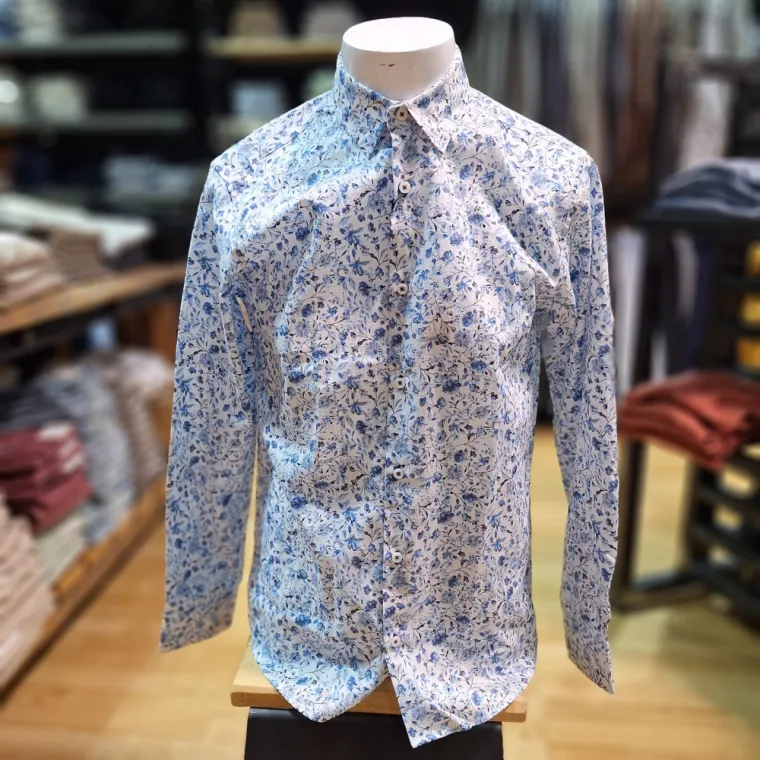 chemise pour homme- blanche à fleurs bleues portée sur un mannequin dans la boutique Le Dressing à Cavaillon